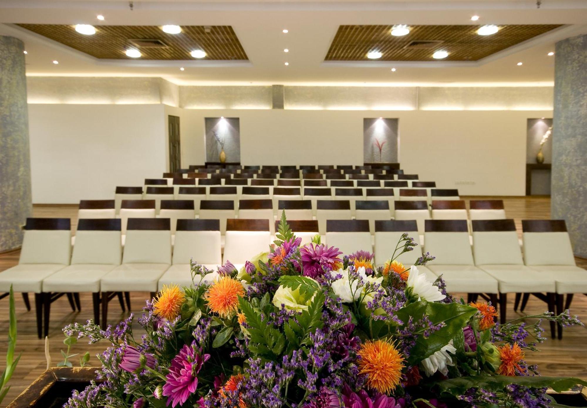Arena Hotel By The Beach Bat Yam Buitenkant foto
